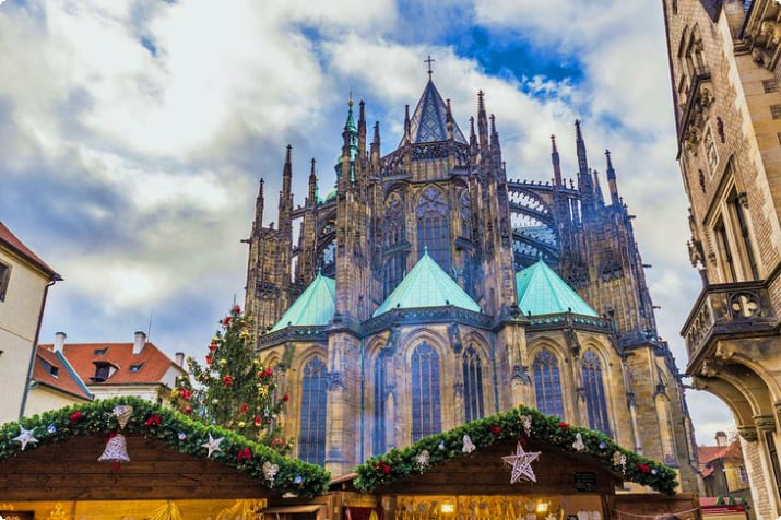 Joulumarkkinat Prahan linnakompleksissa