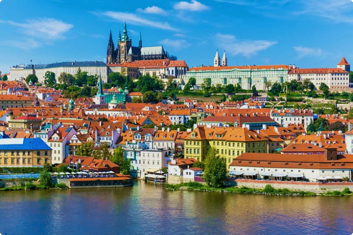 Sommeransicht der Prager Altstadt von der Moldau