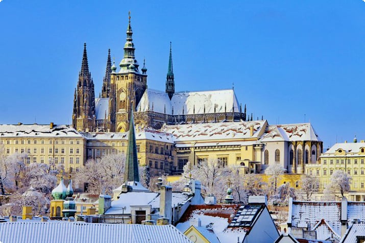 Schneebedeckte Prager Burg im Winter