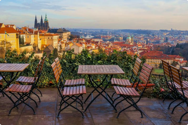 Blick auf Prag von einem Café