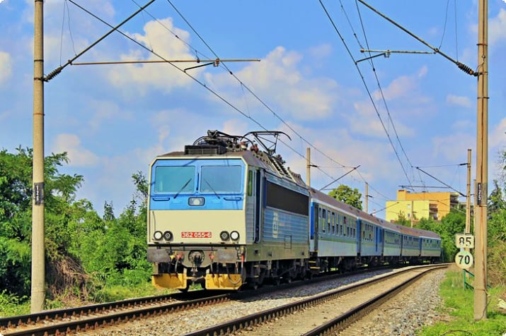 Trem partindo de Praga