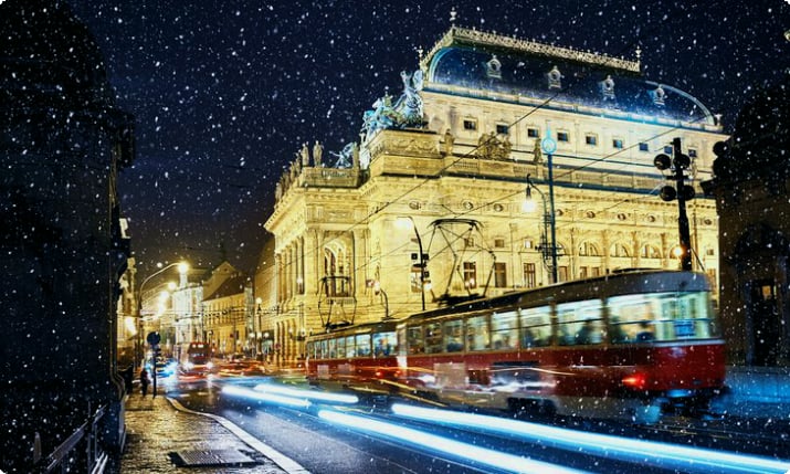 Трамвай проезжает мимо Национального театра в Праге