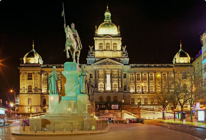 Национальный музей на Вацлавской площади в Праге