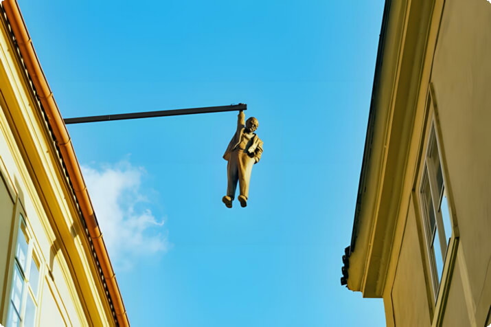 David Cernys Freud hängt an einer Dachskulptur