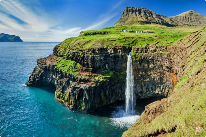 Деревня Гасадалур и водопад на Фарерских островах