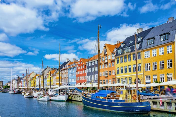 Красочные здания и лодки в гавани Нюхавн, Копенгаген