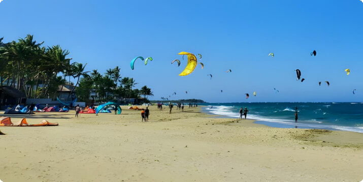Blick auf Kite Beach vor Optimal und anderen Kiteschulen