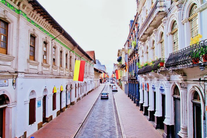 Ulica w Cuenca z festiwalowymi flagami