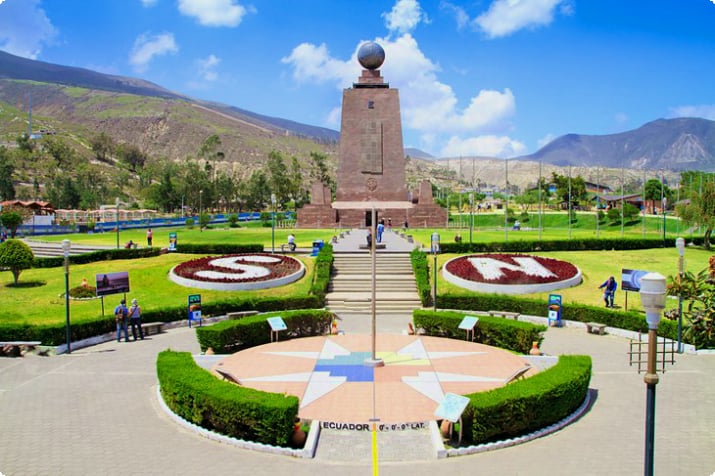 Памятник экватору