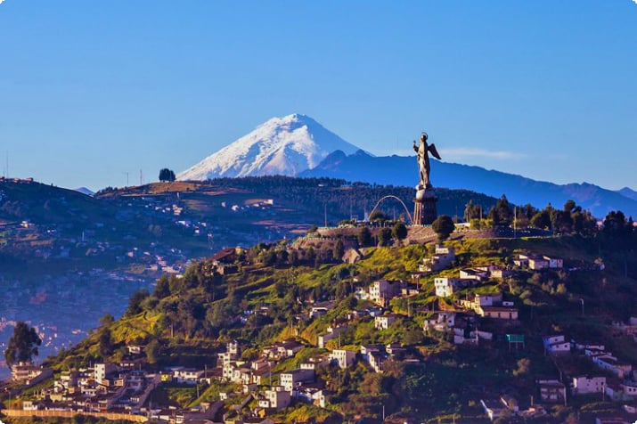 Статуя Эль-Панесильо и вулкан Котопакси вдалеке