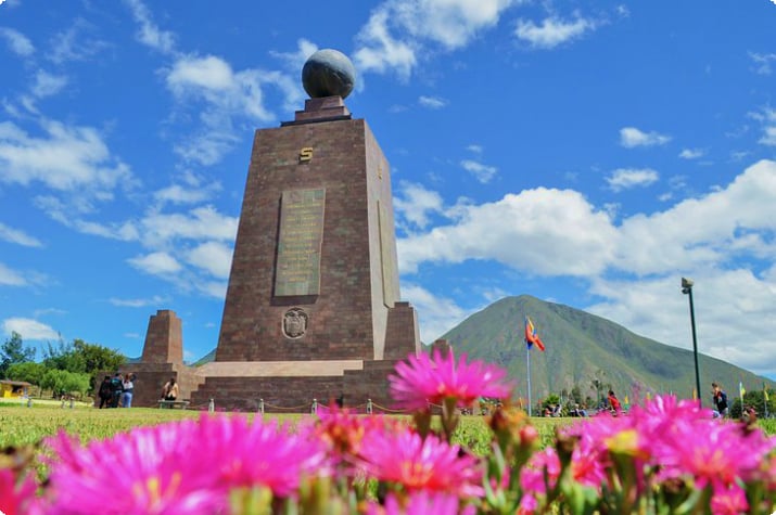 Памятник Середине мира в Кито, Эквадор