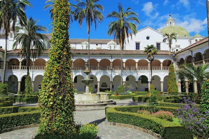 Внутренние сады, фонтан и купол церкви и монастыря Сан-Франциско