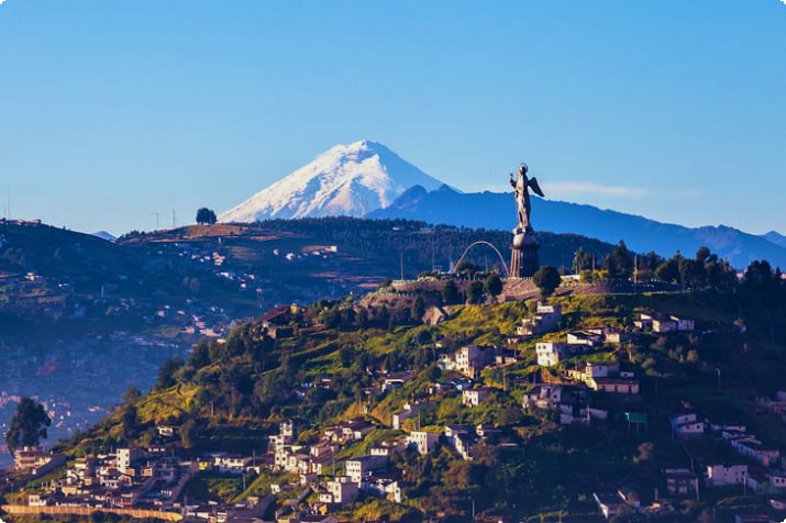 Вид на Эль-Панесильо в центре Кито на фоне Котопакси