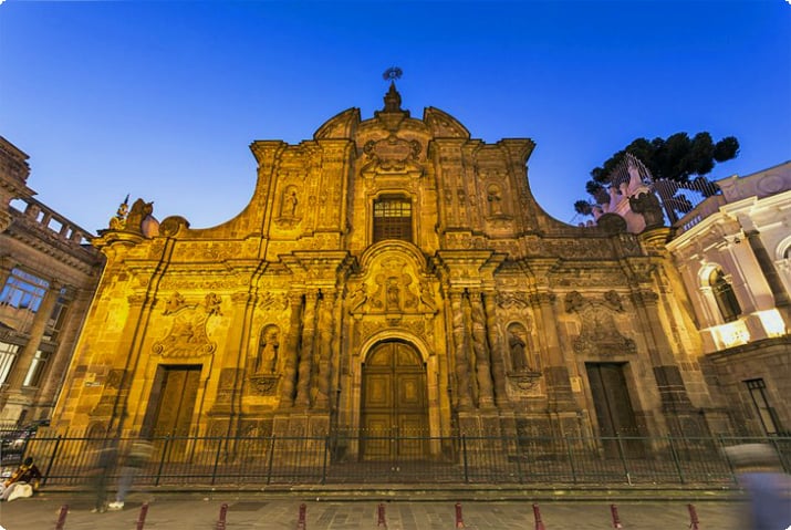 Фасад церкви Общества Иисуса, представляющий латиноамериканское барокко