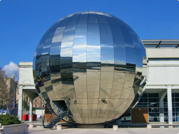 Зеркальный купол в Bristol's Planetarium