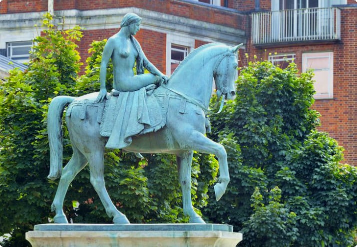 Statue der Lady of Godiva auf dem Broadgate Square