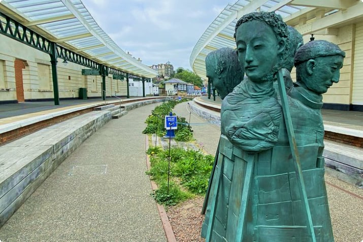 Statue im renovierten Bahnhof von Harbour Arm