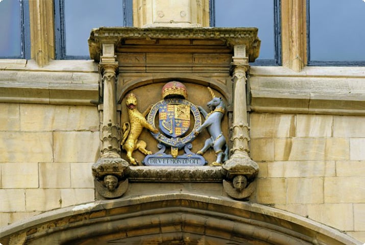 Fassade der Guildhall und Stonebow an der High Street in Lincoln