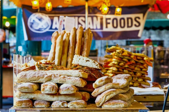 Свежеиспеченный хлеб на рынке Боро