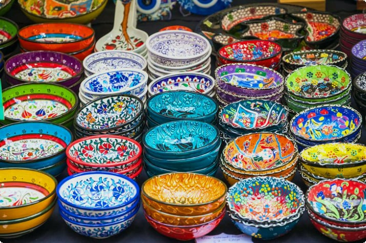 Tigelas coloridas de cerâmica à venda no Brick Lane Market