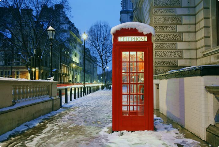 Красная телефонная будка в Лондоне зимним вечером