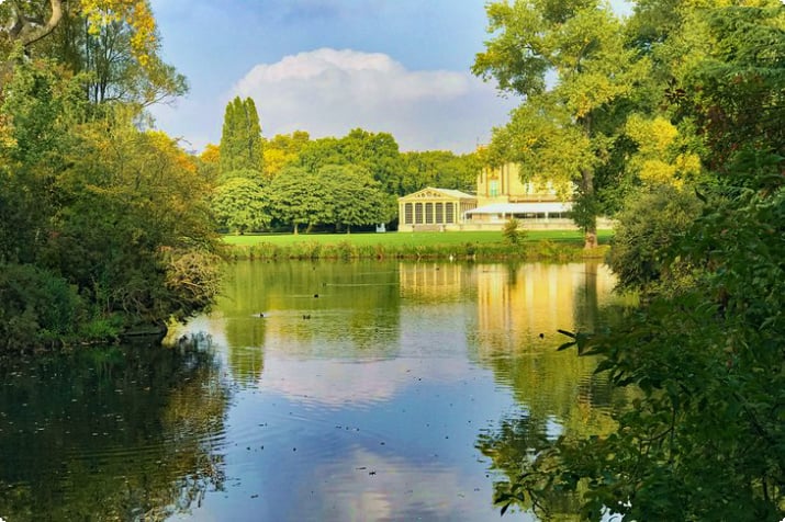 Buckingham Palaces kungliga sjö och trädgårdsmark
