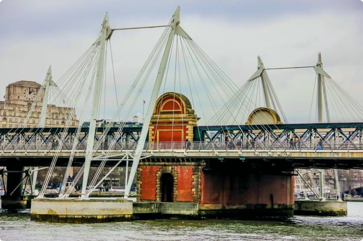 Hungerford Railway Bridge und Golden-Jubilee-Brücken über die Themse