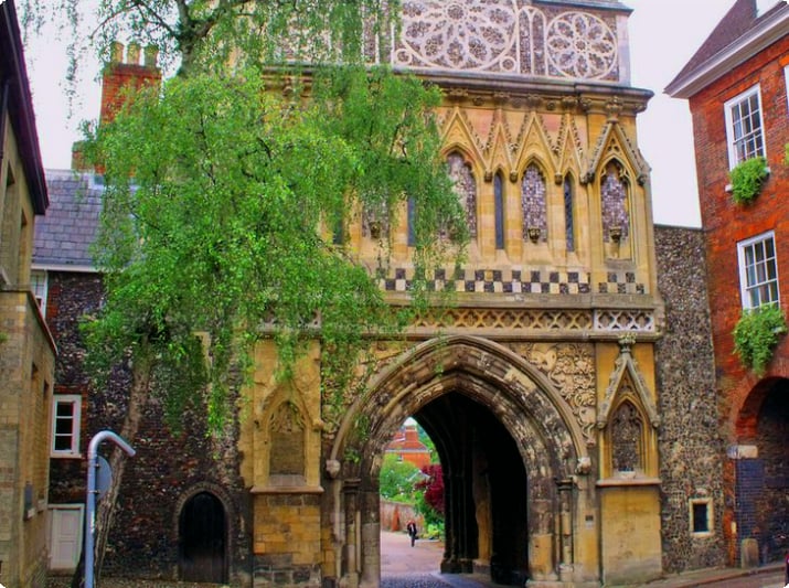 Tombland Alley: Das Herz des historischen Norwich