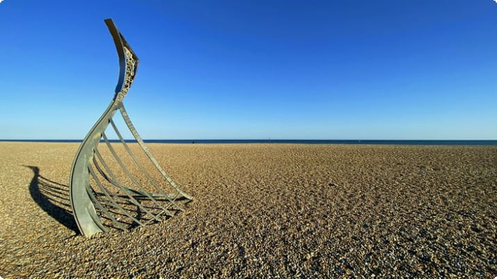 Skulptur am Strand von Hastings