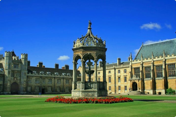 Внутренний двор Тринити-колледжа в Кембридже