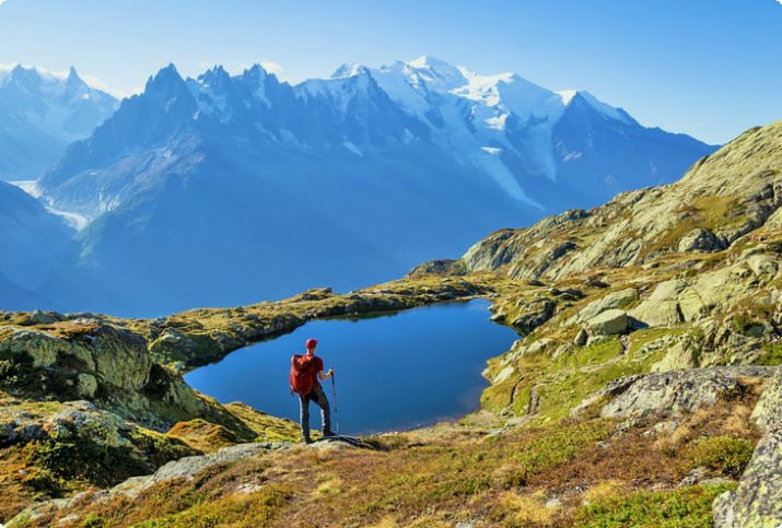 Путешественник, глядящий на озеро Шесери на знаменитой трассе Tour du Mont Blanc