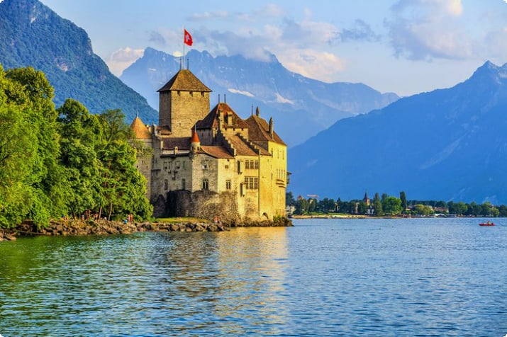 Chillon Castle aan de oevers van het Meer van Genève