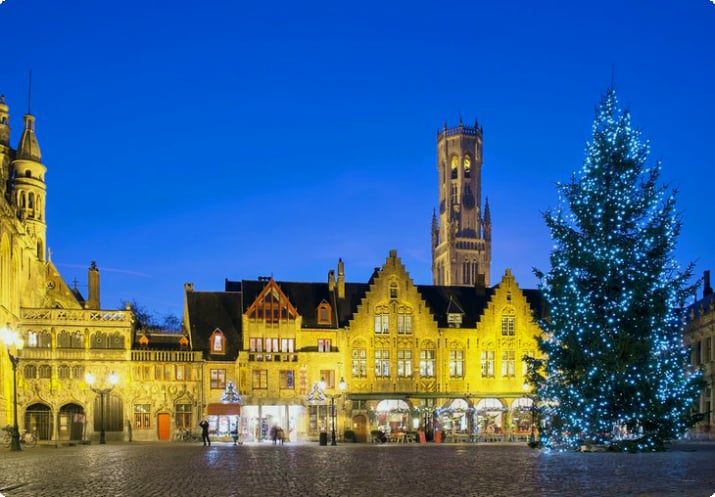 Weihnachtsbaum in Brügge in der Nähe des Hallenbelfrieds