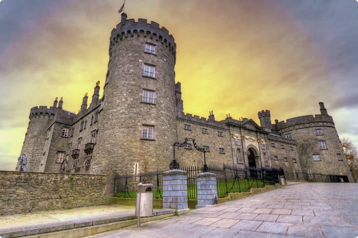 Kilkenny Castle in der Abenddämmerung