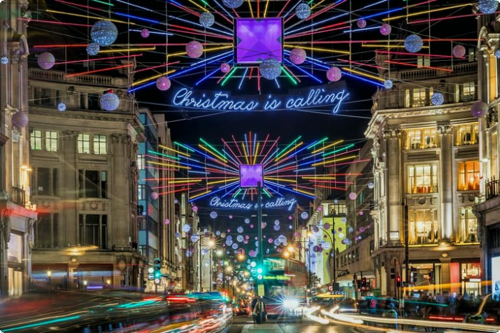 Decorações de Natal na movimentada Oxford Street, Londres