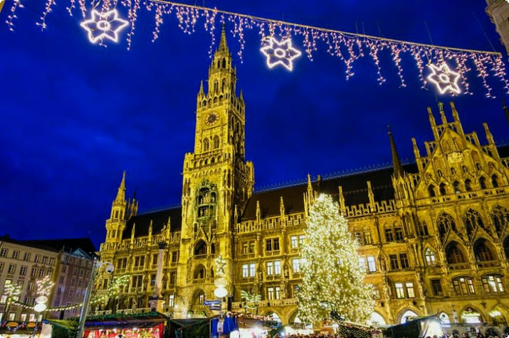 Münih'teki Marienplatz'da Noel pazarı