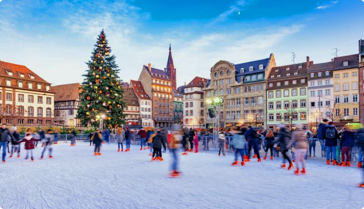 Udendørs skøjtebane i Strasbourg i juletiden
