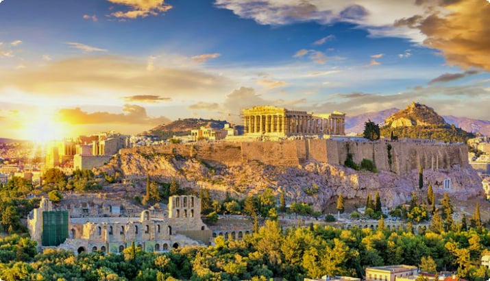 Die Akropolis von Athen mit dem Parthenon-Tempel auf dem Hügel bei Sonnenuntergang