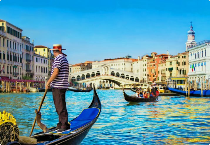 Gondeln auf dem Canal Grande in Venedig