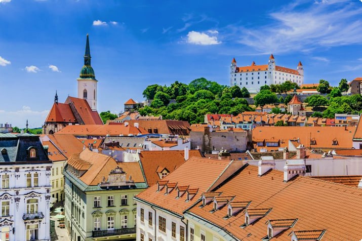 Widok na Bratysławę z katedrą i zamkiem w Bratysławie