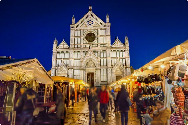 Рождественский рынок Флоренции на площади Санта-Кроче