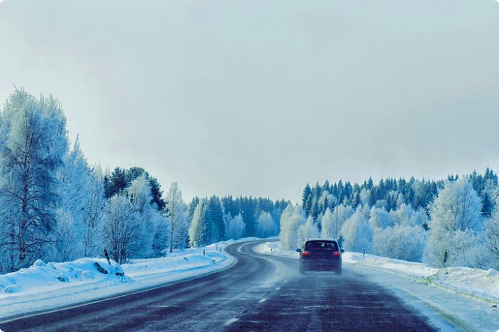 Rovaniemi'de kış yolunda araba