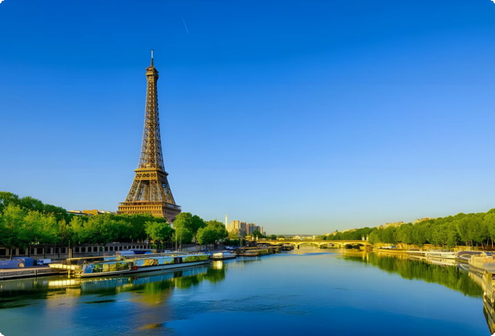 Eiffeltårnet og Seinen ved soloppgang