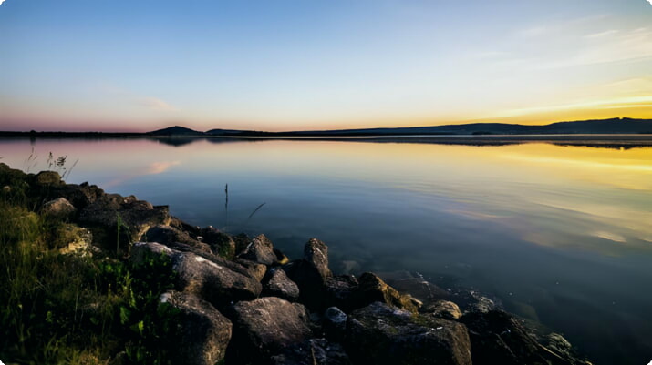 Закат на озере Мадин