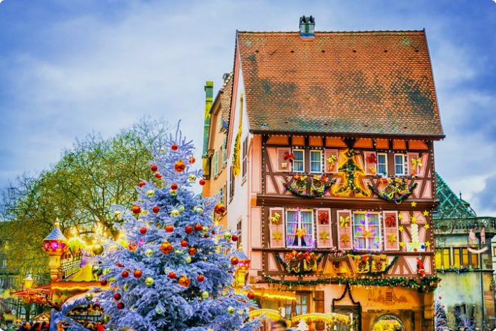 Alsace kasabası Colmar'da Noel süsleri