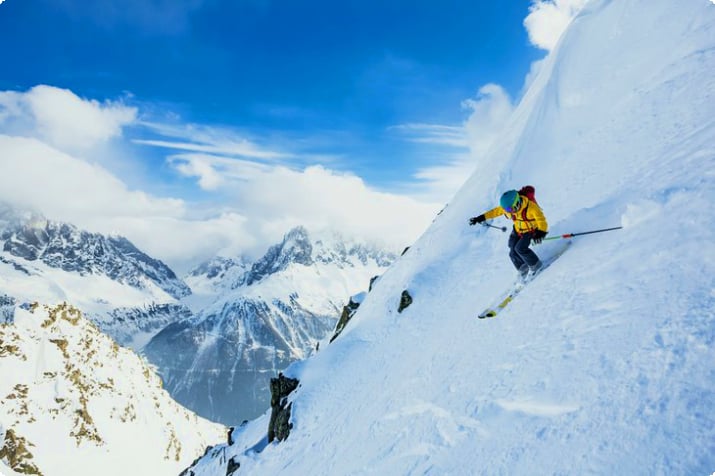 Esquiador em terreno íngreme em Chamonix