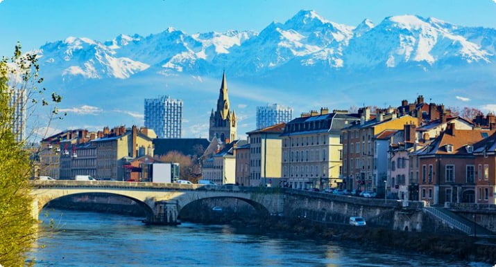 Grenoble med Alperna i fjärran