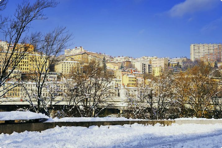 Lyon på en snørik vinterdag