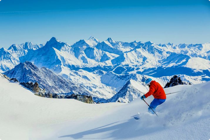 Skiløber i frisk pudder i Vallee Blanche, Chamonix, Franske Alper