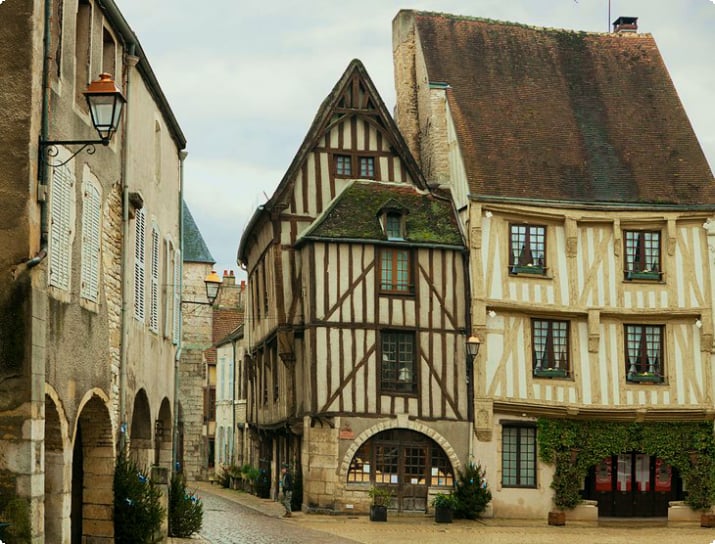 Средневековые здания в Нуайе-сюр-Серейн